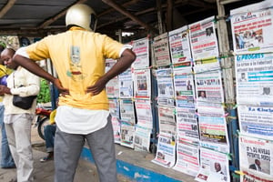 Ignace Sossou a été condamné a 12 mois de prison ferme le 19 mai 2020. (Ici un kiosque de Cotonou – image d’illustration). © Youri Lenquette pour JA