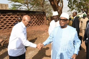 La poignet de main glaciale entre le Premier ministre Soumeylou Boubèye Maïga (à g.) et le président Ibrahim Boubacar Keïta, le 3 février. © Présidence du Mali