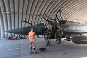 Préparation au décollage d’un Mirage 2000, à N’Djamena, en décembre 2018. © Jacques Witt/SIPA