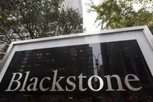 Devant les bureaux de Blackstone, à New York. © Mark Lennihan/AP/SIPA