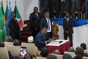 Faustin Archange Touadéra, signe l’accord de paix, le 6 février 2019 à Bangui. © Creative Commons / Minusca