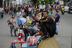 Des Vénézuéliens se massent devant le bureau de l’émigration, à la frontière avec la Colombie, le 8 février 2019. © Rodrigo Abd/AP/SIPA