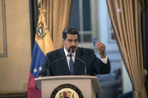 Nicolas Maduro, président du Venezuela, brandissant la Constitution lors d’une conférence de presse, le 8 février 2019. © Rodrigo Abd/AP/SIPA