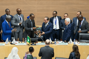 Passation de pouvoir entre Paul Kagame et Abdel Fattah al-Sissi, à la tribune du 32e sommet de l’Union africaine, le 10 février 2019 à Addis-Abeba. © DR / Présidence rwandaise