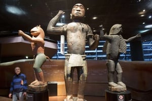 Au Musée du Quai Branly, des statues en bois du 19e siècle originaires du royaume du Dahomey (aujourd’hui le Bénin). © Michel Euler/AP/SIPA