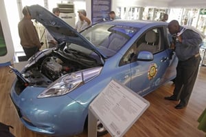 Une voiture électrique Nissan à la conférence sur le climat de Nissan, en 2011. © Schalk van Zuydam/AP/SIPA