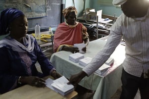 des électeurs sénégalais dans un bureau de vote,n lors de la présidentielle de 2012 (archives). © Rebecca Blackwell/AP/SIPA
