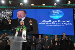 Abdelmalek Sellal a dirigé les trois précédentes campagnes d’Abdelaziz Bouteflika (ici lors d’un meeting à Alger en 2014). © Sidali Djarboub/AP/SIPA