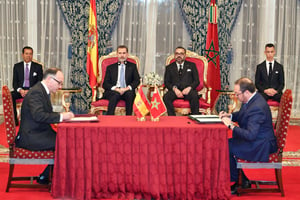 Signature de convention devant les souverains Mohammed VI (à dr.) et Felipe VI, mercredi 13 février au Palais royal de Rabat. © AP/SIPA