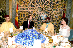 De gauche à droite : le prince héritier Moulay Hassan, les rois Felipe VI et Mohammed VI, et la reine Letizia d’Espagne, mercredi 13 février 2018 à l’occasion d’un dîner au Palais royal de Rabat. © AP/SIPA
