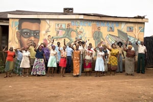 Contrairement à Black Panther, le film a été entièrement tourné en Afrique, notamment à Soweto, avec des figurants locaux. © JABULILE PEARL HLANZE
