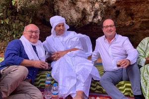 Michel Sapin, Mohamed Ould Noueigued et François Hollande, à Atar, en Mauritanie, le 14 février 2019. © DR