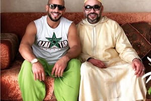Le combattant de MMA Abu Azaitar posant avec le roi Mohammed VI. © Capture d’écran Instagram