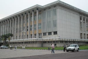 Le palais du peuple à Kinshasa, qui abrite le Parlement congolais. © Wikimedia/CC