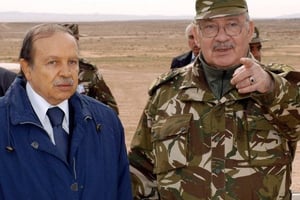 Abdelaziz Bouteflika avec le chef d’état-major de l’armée, Ahmed Gaïd Salah, déjà côte à côte en 2005. © Ouahab Hebbat/AP/SIPA