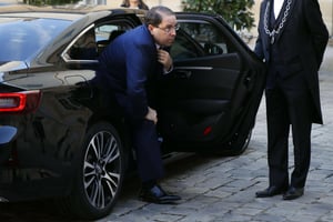 Le chef du gouvernement tunisien Youssef Chahed arrivant à l’Hôtel de Matignon pour y rencontrer son homologue français Édouard Philippe, jeudi 14 février. © Francois Mori/AP/SIPA