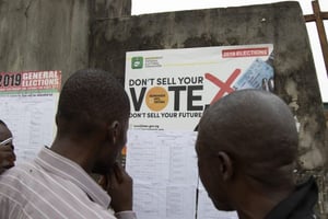 Des électeurs nigérians vérifient leur présence sur les listes électorales, le 20 février 2019 à Lagos. © Emma Francis/SIPA