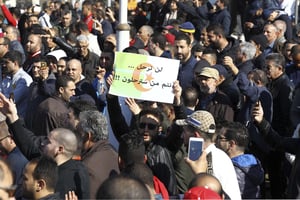 Un manifestant brandissant une pancarte indiquant : « le peuple ne laissera pas sa décision de sortir », lors d’une manifestation dénonçant la candidature du président Abdelaziz Bouteflika à un cinquième mandat, à Alger, le vendredi 22 février 2019. © Anis Belghoul/AP/SIPA