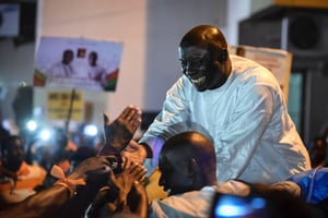 Idrissa Seck salue ses militants pendant un meeting. © Sylvain Cherkaoui pour Jeune Afrique
