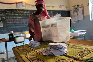 Début des opérations de dépouillement dans l’un des bureau de l’école Biscuiterie, à Dakar. © Sylvain Cherkaoui pour Jeune Afrique