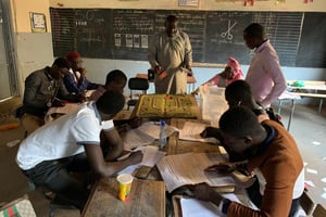 Début du décompte, dans un bureau de l’école Biscuiterie, à Dakar, pour le premier tour de la présidentielle au Sénégal en février 2019. © Sylvain Cherkaoui pour Jeune Afrique