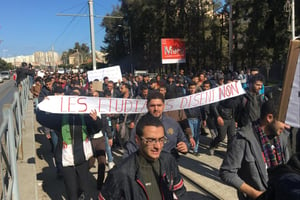 Des étudiants disant « non » à un cinquième mandat d’Abdelaziz Bouteflika, mardi 26 février 2019 à Alger. © Zahra Rahmouni
