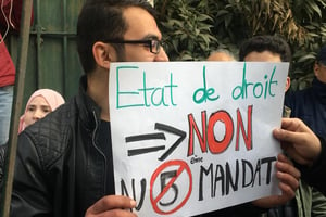 Des étudiants disant « non » à un cinquième mandat d’Abdelaziz Bouteflika, mardi 26 février 2019 à Alger. © Zahra Rahmouni