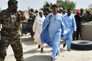 Mohamed Bazoum en visite au camp militaire de Bosso, en juin 2016, après une attaque de Boko Haram. © ISSOUF SANOGO/AFP