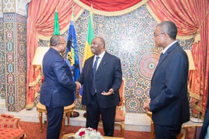 Le président Ali Bongo (c) reçoit  le premier ministre Jules Nkoghe Bekale (g) et le secrétaire général de la présidence Jean-Yves Teale (d) au palais présidentiel le 25.02.2019. © PR-Gabon