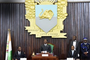 Alassane Ouattara (à g.) et Guillaume Soro (au centre), à l’Assemblée nationale, le 10 janvier 2017. © ISSOUF SANOGO/AFP