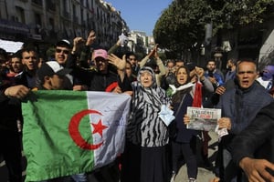 Des manifestants contre la candidature du président Abdelaziz Bouteflika à un cinquième mandat, vendredi 1er mars à Alger. © Anis Belghoul/AP/SIPA