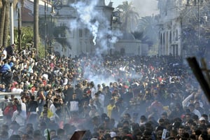 Des tirs de gaz lacrymogènes pour disperser la foule manifestant contre un cinquième mandat d’Abdelaziz Bouteflika, vendredi 1er mars 2019 à Alger. © Sidali Djarboub/AP/SIPA