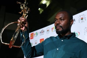 Le cinéaste rwandais Joël Karekezi, lauréat du 26ème Fespaco, avec le trophée de l’Etalon d’Or de Yennenga, à Ouagadougou le 2 mars 2019. © ISSOUF SANOGO/AFP