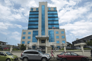 Le siège de la Banque centrale du Liberia, à Monrovia, le 27 septembre 2017. © CRISTINA ALDEHUELA/AFP