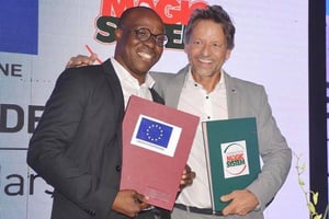 Salif Traoré, alias A’Salfo (à g.), et Jobst Von Kirchmann, l’ambassadeur de l’UE en Côte d’Ivoire. © Gaou Productions