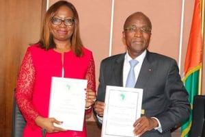 Marie-Laure Akin-Olugbade, directrice générale de la BAD pour l’Afrique de l’Ouest, et Adama Koné, ministre ivoirien de l’Économie, lors de la signature de l’accord de financement à Abidjan, le 28 février 2019. © BAD