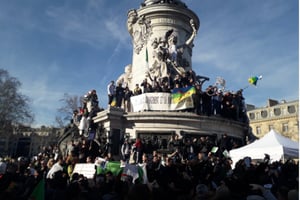 Une manifestation de la diaspora algérienne, dimanche 3 mars sur la Place de la République (Paris). © Capture d’écran Twitter.