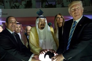 De g. à dr. : le président égyptien, Abdel Fattah al-Sissi, le roi saoudien, Mohammed Ben Salman, Melania et Donald Trump, en 2017, à Riyad. © Uncredited/AP/SIPA