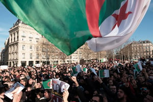 Manifestation contre un cinquième mandat du président algérien Abdelaziz Bouteflika, dimanche 24 février à Paris. © Augustin LE GALL/HAYTHAM-REA