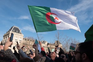 Paris, le dimanche 24 février 2019. Des centaines de personnes se sont rassemblées, place de la République à Paris, pour manifester contre la candidature du président algérien Abdelaziz Bouteflika. © Augustin LE GALL/HAYTHAM-REA