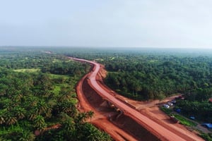 Route de Malapouya sur laquelle transitent les camions de la Société minière de Boké. © SMB