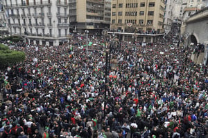 Des milliers de manifestants contre un cinquième mandat d’Abdelaziz Bouteflika, vendredi 8 mars 2019 dans le centre-ville d’Alger . © Fateh Guidoum/AP/SIPA