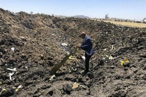 Le PDG d’Ethiopian Airlines, Tewolde Gebremariam, sur les lieux du crash, dimanche 10 mars. © AP/SIPA