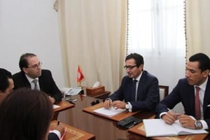 Lotfi Ben Sassi (tout à droite), lors d’une réunion de travail avec le chef de gouvernement. © Lotfi Ben Sassi (Facebook)
