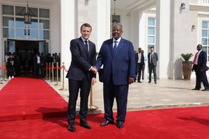 Le président français Emmanuel Macron (à g.) et son homologue djiboutien Ismaïl Omar Guelleh, le 12 mars à Djibouti. © AFP