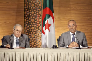 Le nouveau chef du gouvernement algérien, Noureddine Bedoui (à dr.), et son vice-Premier ministre Ramtane Lamamra, lors d’un point de presse à Alger, jeudi 14 mars 2019. © Anis Belghoul/AP/SIPA