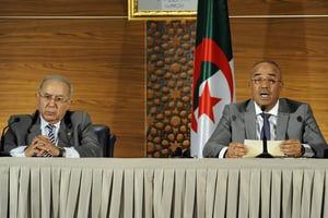 Le nouveau Premier ministre, Nouredine Bedoui (dr.), et son Vice-Premier ministre Ramtane Lamamra, lors d’une conférence de presse organisée jeudi 14 mars 2019 à Alger. © SAMIR-SID