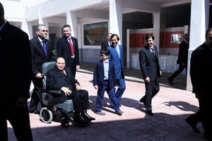 De g. à dr., Abdelaziz, Nasser et Saïd Bouteflika, dans un centre de vote, en 2014. © Zinedine Zebar