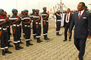 L’ancien ministre de la Défense Edgar Alain Mebe Ngo’o, à la base navale de Douala, en juin 2012. © CC/Wikipédia