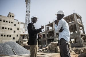 Le marché de la construction est en plein boom au Sénégal. Ici, un chantier dans le centre de Dakar, en avril 2018. © Sylvain Cherkaoui pour jA